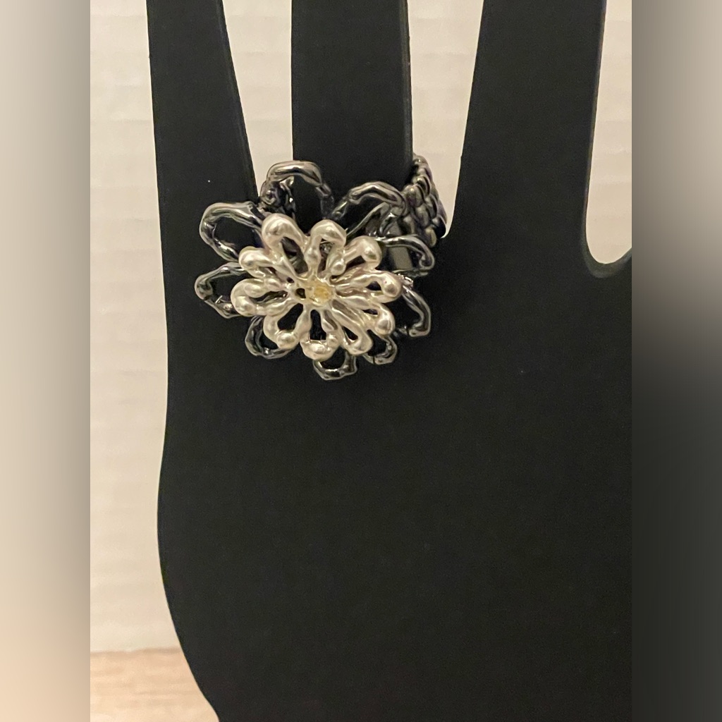 Fun  Playful Black And Silver Flower Stretch Fashion Ring